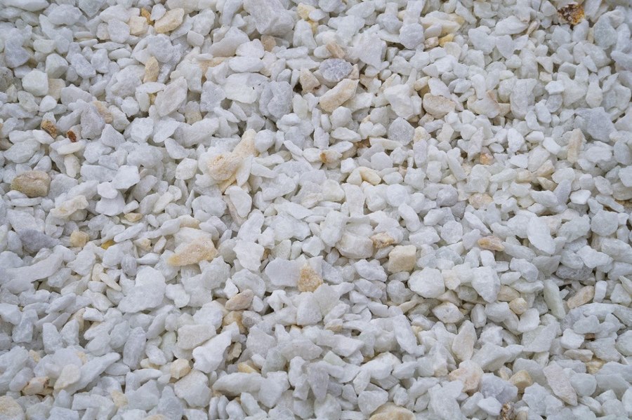 Белый мраморный щебень (колотый)